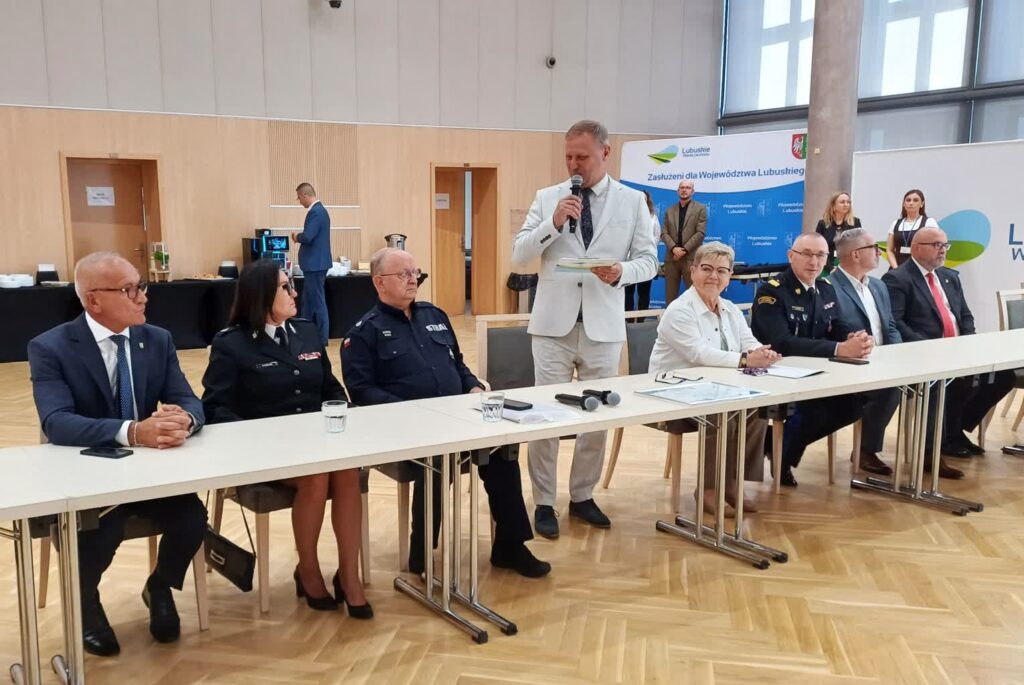 Podpisanie umów na dofinansowania dla lubuskiej OSP w ramach programów WFOŚiGW: "Lubuski strażak" i "Ekolub" (fot. Piotr Bakselerowicz)