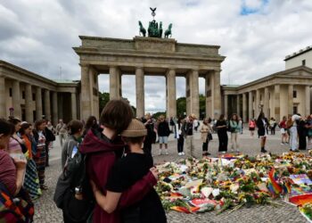 Upamiętnienie ofiary oraz rannych ataku na paradę równości w Berlinie. Fot. PAP/EPA/FILIP SINGER
