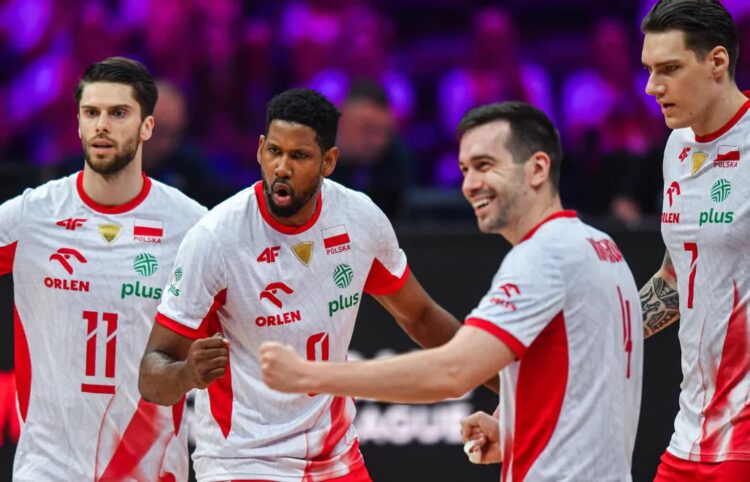 Od lewej: Aleksander Śliwka, Wilfredo Leon, Marcin Komenda i Bartłomiej Lemański, fot. PAP/Art Service