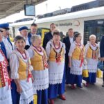 Próbny przejazd nieczynną od 25 lat dla ruchu pasażerskiego linią kolejową Głogów - Żagań (fot. Piotr Bakselerowicz)