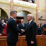 Peter Magyar i Andras Baka (z prawej). Fot. PAP/EPAP/MTI/SZILARD KOSZTICSAK