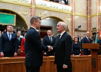 Peter Magyar i Andras Baka (z prawej). Fot. PAP/EPAP/MTI/SZILARD KOSZTICSAK