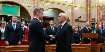 Peter Magyar i Andras Baka (z prawej). Fot. PAP/EPAP/MTI/SZILARD KOSZTICSAK