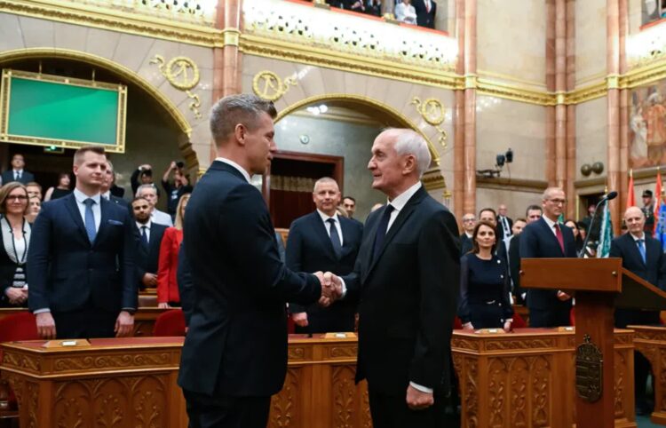 Peter Magyar i Andras Baka (z prawej). Fot. PAP/EPAP/MTI/SZILARD KOSZTICSAK