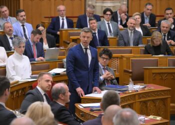 Peter Magyar w węgierskim parlamencie, fot. PAP/EPA/MTI/Zsolt Szigetvary