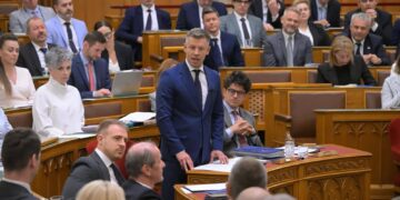 Peter Magyar w węgierskim parlamencie, fot. PAP/EPA/MTI/Zsolt Szigetvary