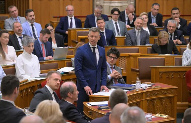 Peter Magyar w węgierskim parlamencie, fot. PAP/EPA/MTI/Zsolt Szigetvary