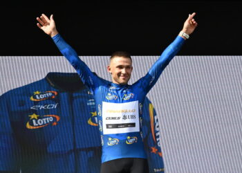 Kamil Małecki z grupy Q36.5 Pro Cycling Team w koszulce dla najaktywniejszego kolarza na mecie 1. etapu wyścigu Tour de Pologne w Koszalinie. Fot. PAP/Marcin Bielecki