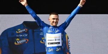 Kamil Małecki z grupy Q36.5 Pro Cycling Team w koszulce dla najaktywniejszego kolarza na mecie 1. etapu wyścigu Tour de Pologne w Koszalinie. Fot. PAP/Marcin Bielecki