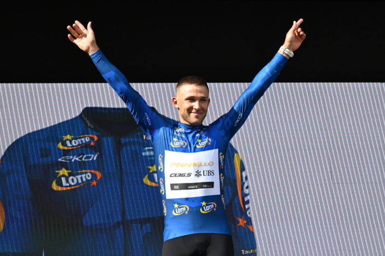 Kamil Małecki z grupy Q36.5 Pro Cycling Team w koszulce dla najaktywniejszego kolarza na mecie 1. etapu wyścigu Tour de Pologne w Koszalinie. Fot. PAP/Marcin Bielecki
