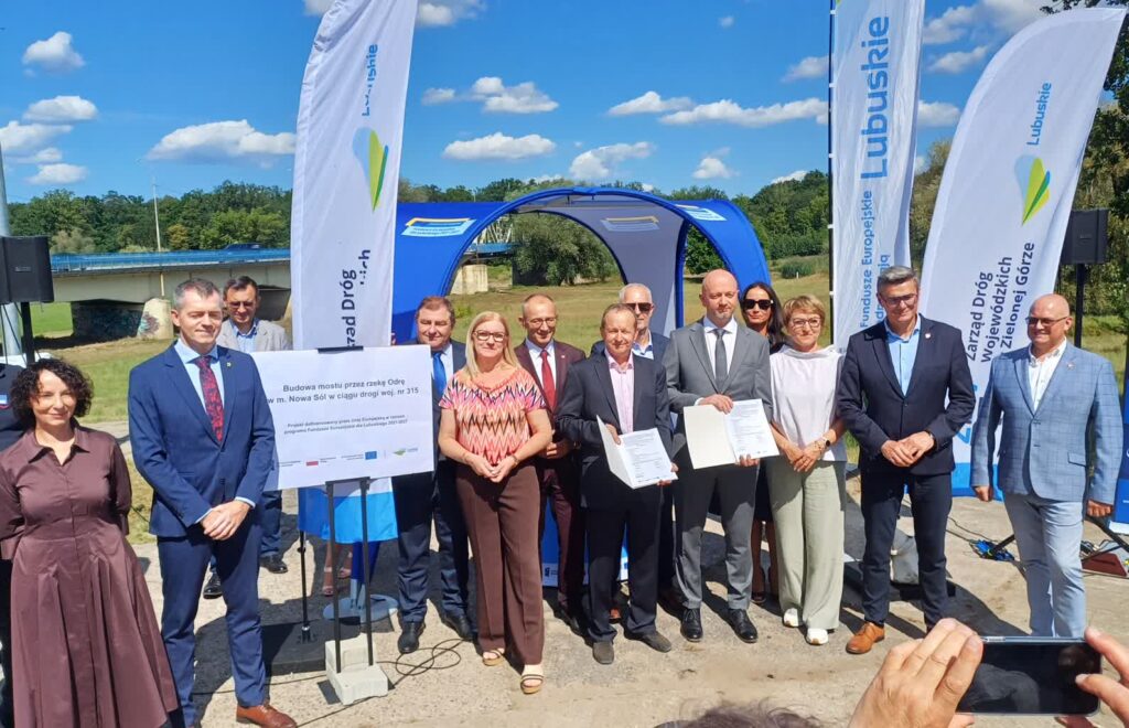 Podpisanie umowy na zaprojektowanie i budowę nowego mostu na Odrze w Nowej Soli (fot. Piotr Bakselerowicz)