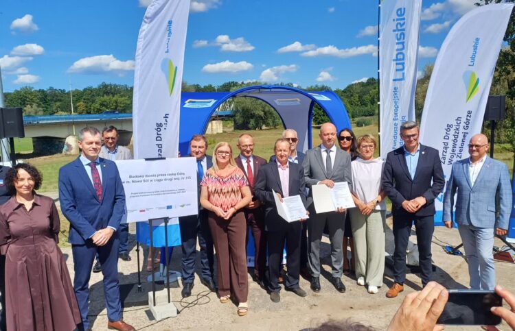 Podpisanie umowy na zaprojektowanie i budowę nowego mostu na Odrze w Nowej Soli (fot. Piotr Bakselerowicz)