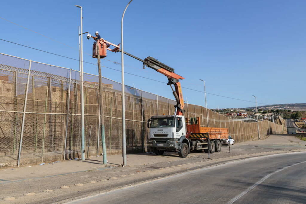 Pracownik wzmacnia ogrodzenie graniczne w Melilli w Hiszpanii. Fot. PAP/EPA/GINER