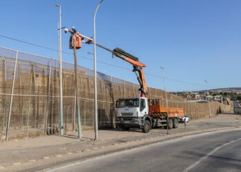 Pracownik wzmacnia ogrodzenie graniczne w Melilli w Hiszpanii. Fot. PAP/EPA/GINER