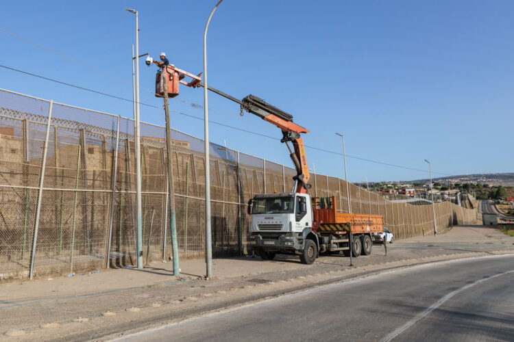 Pracownik wzmacnia ogrodzenie graniczne w Melilli w Hiszpanii. Fot. PAP/EPA/GINER