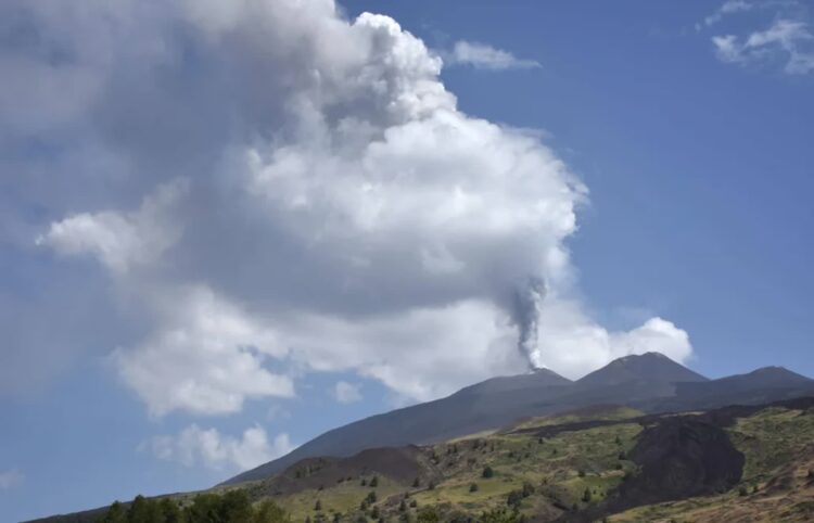 Etna znów aktywna. Fot. PAP/EPA/ORIETTA