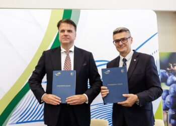 Na zdjęciu Grzegorz Brona, prezes Creotech Instruments, oraz marszałek Sebastian Ciemnoczołowski (fot. Kasia Klimkowska/lubuskie.pl)