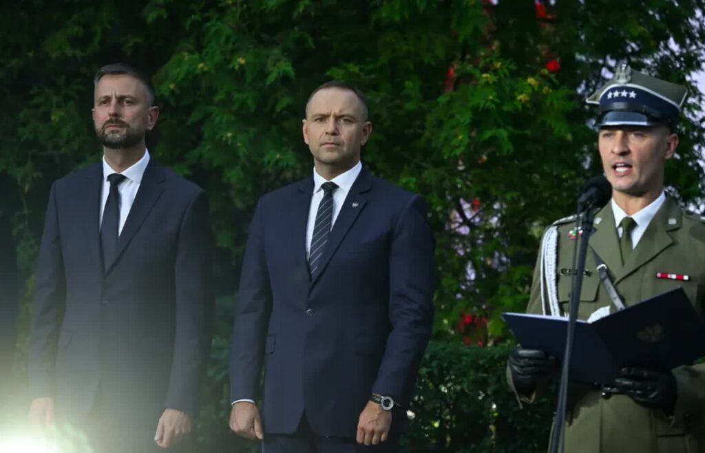 Prezydent RP Karol Nawrocki (C) oraz wicepremier, minister obrony narodowej Władysław Kosiniak-Kamysz. Fot. PAP/Piotr Nowak