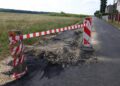 Rolnik zaorał świeżo położony asfalt. Fot. PAP/Art Service