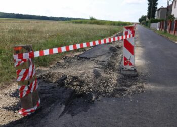 Rolnik zaorał świeżo położony asfalt. Fot. PAP/Art Service