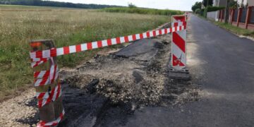 Rolnik zaorał świeżo położony asfalt. Fot. PAP/Art Service