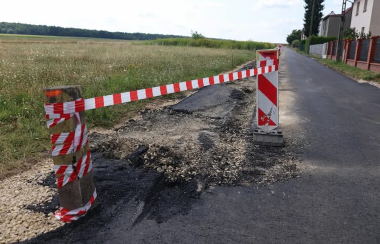 Rolnik zaorał świeżo położony asfalt. Fot. PAP/Art Service