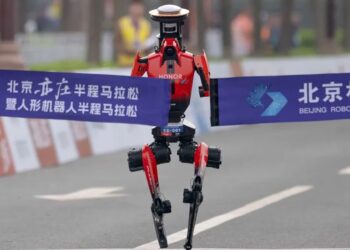 Humanoidalny Robot ‘Lightning’ pokonuje ludzi w półmaratonie w Pekinie – czy tak wygląda przyszłość biegania?