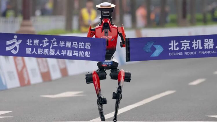 Humanoidalny Robot ‘Lightning’ pokonuje ludzi w półmaratonie w Pekinie – czy tak wygląda przyszłość biegania?