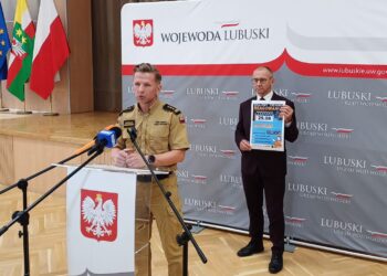Wicekomendant lubuskiej PSP st. bryg. Jarosław Korzeniowski oraz wojewoda Marek Cebula na wspólnej konferencji prasowej (fot. Piotr Bakselerowicz)