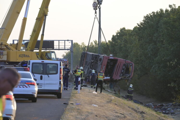 Tragiczny wypadek polskiego autokaru na Węgrzech. Fot. PAP/EPA/ZOLTAN MATHE