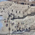 Migranci wracają do Maroka z hiszpańskiej enklawy Ceuta Fot. PAP/EPA/REDUAN
