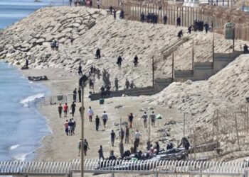 Migranci wracają do Maroka z hiszpańskiej enklawy Ceuta Fot. PAP/EPA/REDUAN