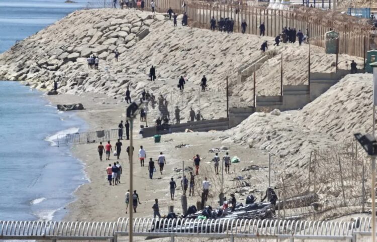 Migranci wracają do Maroka z hiszpańskiej enklawy Ceuta Fot. PAP/EPA/REDUAN