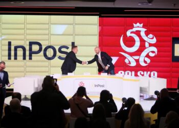 2. Prezes PZPN Cezary Kulesza (C-L) i prezes InPost Rafał Brzoska (C-P) podczas konferencji prasowej Polskiego Związku Piłki Nożnej oraz firmy InPost w Warszawie w 2022 roku, fot. PAP/Leszek Szymański