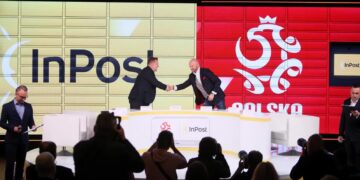 2. Prezes PZPN Cezary Kulesza (C-L) i prezes InPost Rafał Brzoska (C-P) podczas konferencji prasowej Polskiego Związku Piłki Nożnej oraz firmy InPost w Warszawie w 2022 roku, fot. PAP/Leszek Szymański
