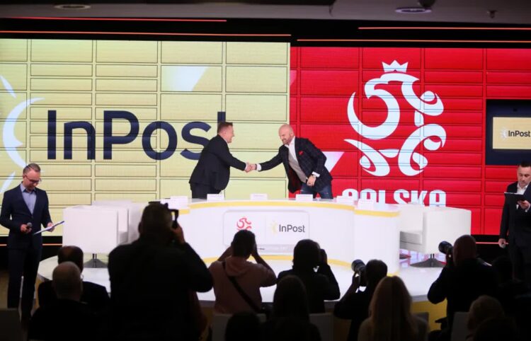 2. Prezes PZPN Cezary Kulesza (C-L) i prezes InPost Rafał Brzoska (C-P) podczas konferencji prasowej Polskiego Związku Piłki Nożnej oraz firmy InPost w Warszawie w 2022 roku, fot. PAP/Leszek Szymański