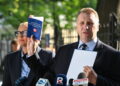 Wiceprezes PiS Przemysław Czarnek (P) oraz posłanka PiS Agnieszka Górska (L) podczas konferencji prasowej przed siedzibą Trybunału Konstytucyjnego w Warszawie. Fot. PAP/Radek Pietruszka