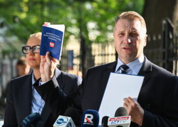 Wiceprezes PiS Przemysław Czarnek (P) oraz posłanka PiS Agnieszka Górska (L) podczas konferencji prasowej przed siedzibą Trybunału Konstytucyjnego w Warszawie. Fot. PAP/Radek Pietruszka