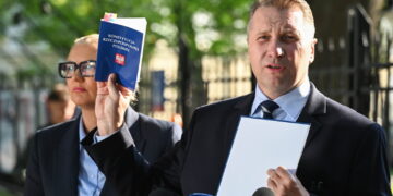 Wiceprezes PiS Przemysław Czarnek (P) oraz posłanka PiS Agnieszka Górska (L) podczas konferencji prasowej przed siedzibą Trybunału Konstytucyjnego w Warszawie. Fot. PAP/Radek Pietruszka