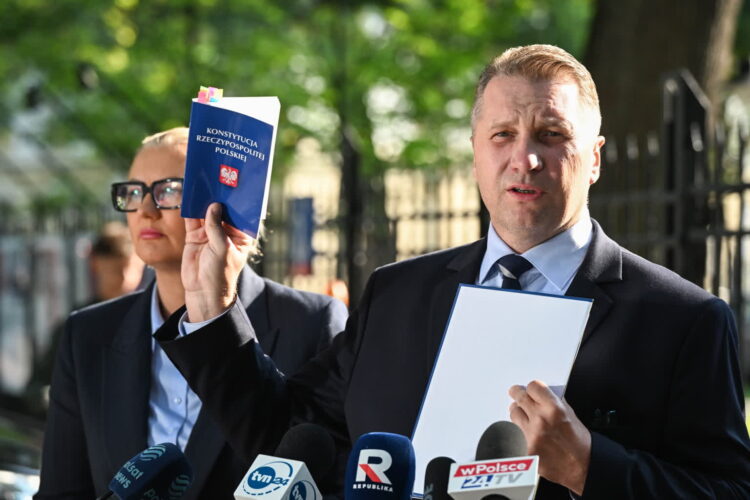 Wiceprezes PiS Przemysław Czarnek (P) oraz posłanka PiS Agnieszka Górska (L) podczas konferencji prasowej przed siedzibą Trybunału Konstytucyjnego w Warszawie. Fot. PAP/Radek Pietruszka