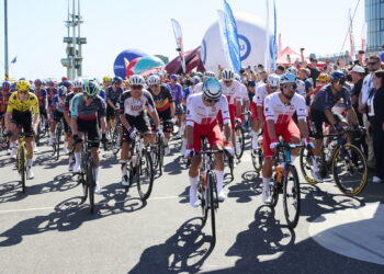 Kolarze reprezentacji Polski Filip Gruszczyński (C-L) i Radosław Frątczak (C-P) na starcie 1. etapu 83. Tour de Pologne w Gdyni. Fot. PAP/Adam Warżawa