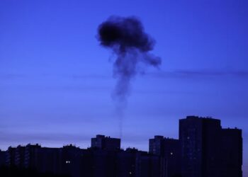 Dym po ataku ukraińskiego drona w regionie moskiewskim Fot. PAP/EPA/STRINGER