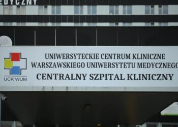 Centralny Szpital Kliniczny przy ul. Banacha w Warszawie Fot. PAP/Albert Zawada