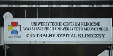 Centralny Szpital Kliniczny przy ul. Banacha w Warszawie Fot. PAP/Albert Zawada