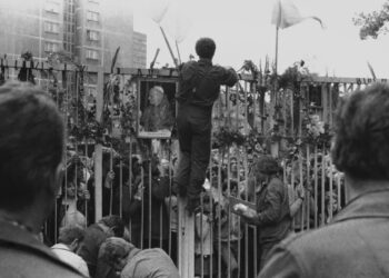 Gdańsk, 22.08.1980 r. Strajkujący pracownik Stoczni Gdańskiej im. Lenina na bramie stoczni. Od 14 sierpnia w stoczni trwa strajk. Fot. PAP/CAF/Janusz Uklejewski