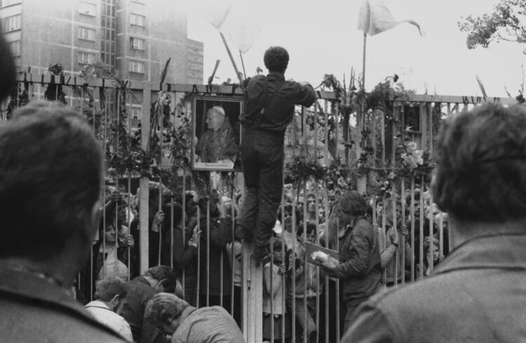 Gdańsk, 22.08.1980 r. Strajkujący pracownik Stoczni Gdańskiej im. Lenina na bramie stoczni. Od 14 sierpnia w stoczni trwa strajk. Fot. PAP/CAF/Janusz Uklejewski