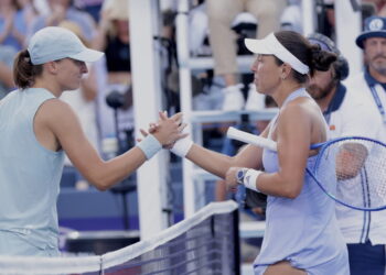 Jessica Pegula (z prawej) z USA i Iga Świątek (z lewej) z Polski. Fot. PAP/EPA/STR