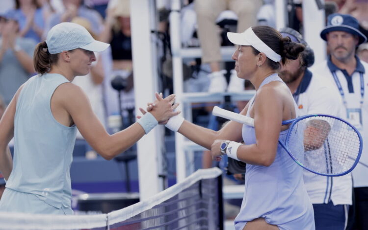 Jessica Pegula (z prawej) z USA i Iga Świątek (z lewej) z Polski. Fot. PAP/EPA/STR