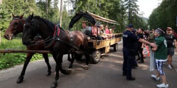 Policja i uczestnicy protestu, połączonego z akcją edukacyjną, pod hasłem „Nie jeżdżę fasiągiem - dla koni z Morskiego Oka”. Fot. PAP/Grzegorz Momot