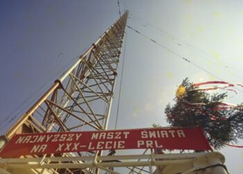 Konstantynów 18.05.1974. Finał montażu masztu radiowego dla Programu 1 Polskiego Radia. Fot. Jan Morek (PAP)